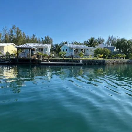 Charming New Blue Studio on water with dock, WiFi & AC in fun time Freeport Отели в г. Фрипорт