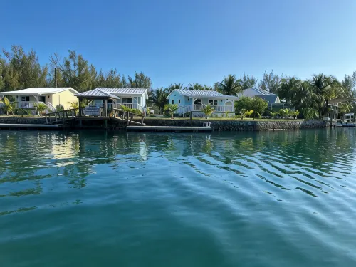 Charming New Blue Studio on water with dock, WiFi & AC in fun time Freeport