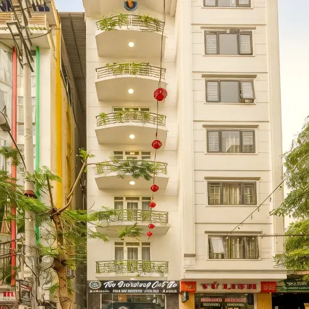 The Oversleep Catba Hostel & Pool Bar Отели рядом с достопримечательностью «Пляж острова обезьян»