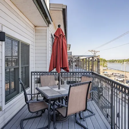 Lone Star Loft on the Mississippi River!
