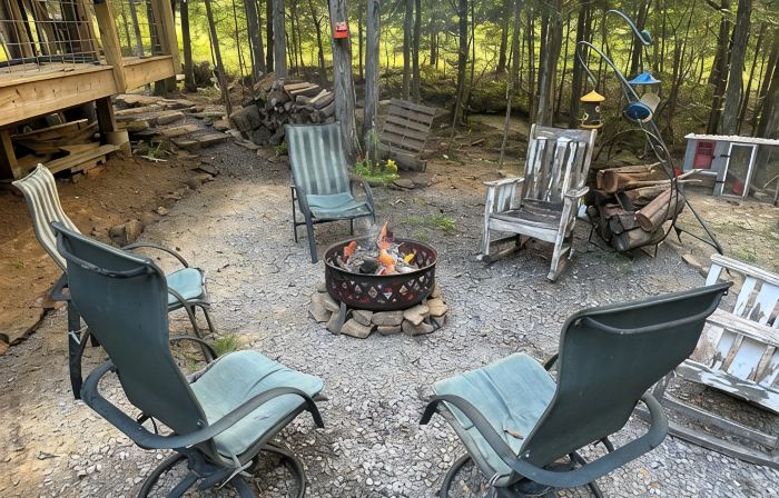 Cozy Cabin in the Woods ,Pet-Friendly! Treehouse feel on the large deck!