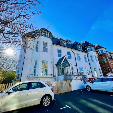 Luxurious 2-Bed Apt w/ Stunning Sea View & Parking