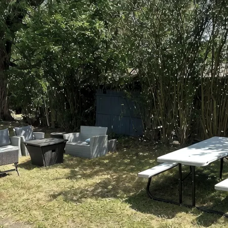 Cozy 2 Bdr Escape-Geneva College, Parks & Shops, Backyard Fire Pit, Wifi, Big TV