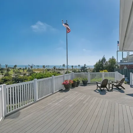 Oceanview home walking distance to beach, pier & short drive to downtown Ventura