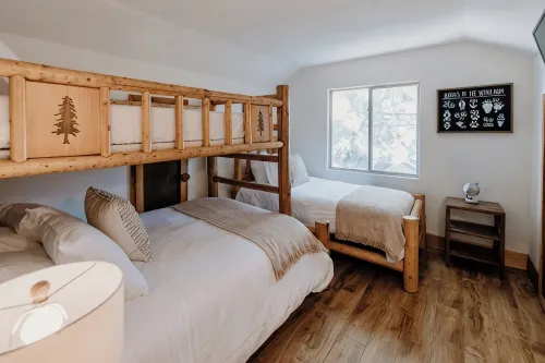 This Cabin is rustic, located minutes to slopes & village - ชาเลต์