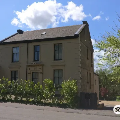 Crosshill House Отели рядом с достопримечательностью «Поместье Поллока»