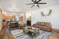 Hillside Hideaway- Family friendly centrally located with AC, Hot Tub, Game Room - 4-Star
