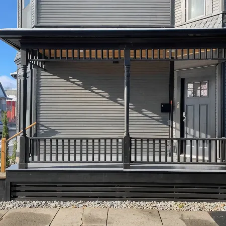 Beautiful+Modern Flat: downtown, parking, laundry