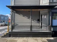 Beautiful+Modern Flat: downtown, parking, laundry -  Ferienwohnungen