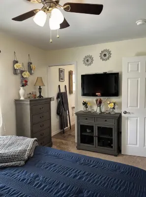 Cheerful 3 bedroom home close to everything! - Homestays