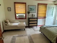 Lake Champlain 2-bedroom cottage with kayaks and bikes in beautiful Alburgh. Hotels in Alburgh