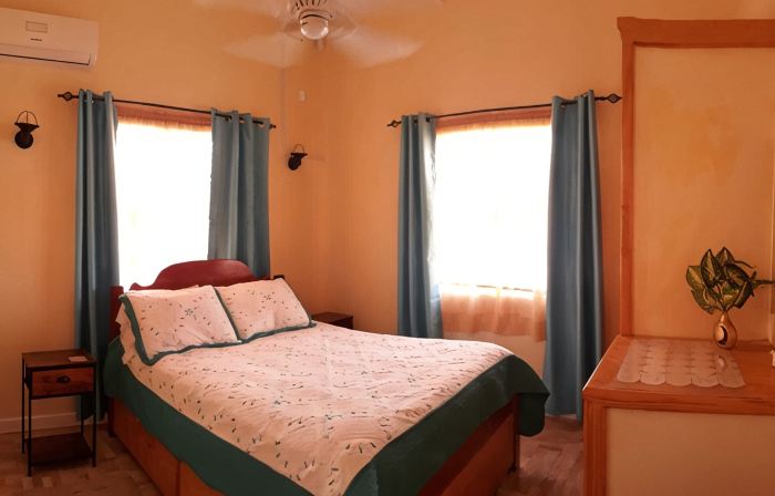 PalmVille - Charming 2-bedroom house with AC, WiFi