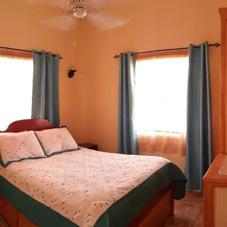 PalmVille - Charming 2-bedroom house with AC, WiFi