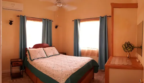 PalmVille - Charming 2-bedroom house with AC, WiFi