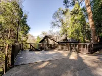 Serene Treetop Getaway- Cozy & Modern Tri-Level Mountain Cabin 크레스틀린 호텔