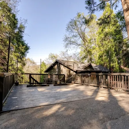 Serene Treetop Getaway- Cozy & Modern Tri-Level Mountain Cabin