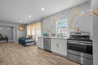 Chic & Stylish 2-Bedroom Apartment with Free Parking - Condos