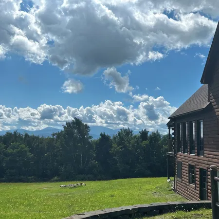 High View Lodge, log chalet with unparalleled views of Western Maine Mountains Отели в г. Юстис