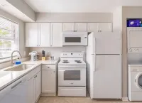 A Tropical Paradise, 2-bedroom townhouse with AC, WiFi, & pool in Ft. Myers - 3-Star