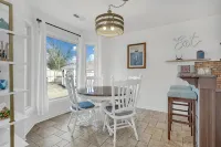 Charming 3-bedroom house close to area beachs, the river and downtown - Wifi