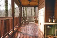 Cozy Mountain Top 3-bedroom cabin in charming Franklin with WiFi, AC