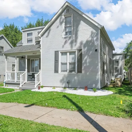 Great Escape 4 bedroom house  2 King Bed in Belleville with WiFi fitness room