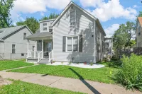 Great Escape 4 bedroom house  2 King Bed in Belleville with WiFi fitness room