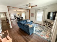 The Pecan Street Retreat - 1935 Gem