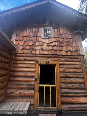 Charming cabin with WiFi in Silver Gate/Cooke City