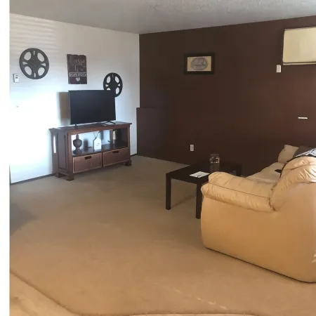 Hchideaway-Quiet, Cottagelike! Pet Friendly! Queen Bed!