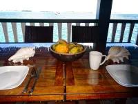 The Black Pearl! The most luxurious private OVER WATER BUNGALOW on Bora Bora! Hotéis em Bora Bora