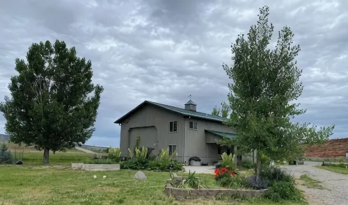 Quiet Barn on Big Horn River, Thermopolis, WY - Homestays