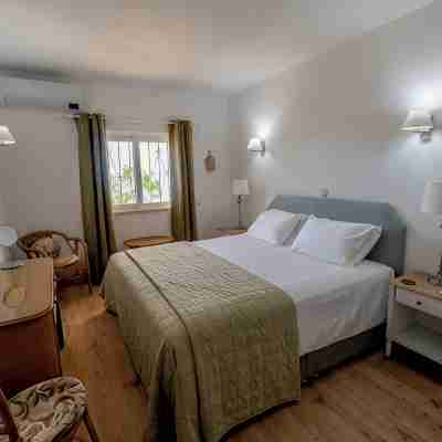 Two bedroom, fabulous sea-view apartment on popular Monte Dourado resort. Rooms