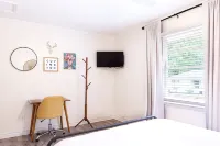 Artist's Bungalow- 1/2 mi from Covington Square