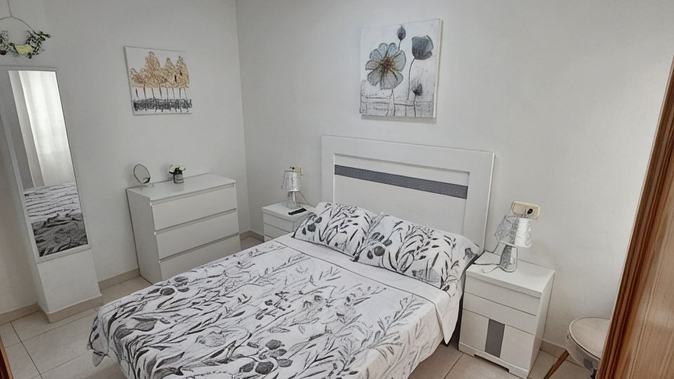 Beautiful bright apartment 5 min walk from the beach and shops