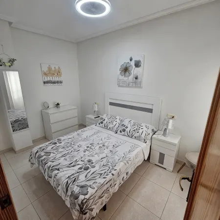 Beautiful bright apartment 5 min walk from the beach and shops