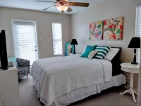 Water & Sunset Views! Easy Walk to the Beach 3 BR 2.5 BTH With Garage, Sleeps 8 - 按摩浴池