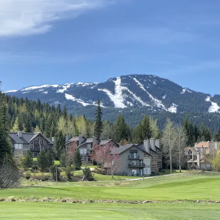 Views! Spacious 2-bed 2-bath corner townhouse, close to lifts and Village.