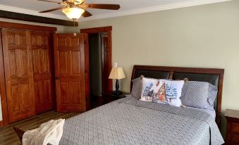 Newly Renovated Rustic style home w/luxury bathrooms  & mountain views, Sereni