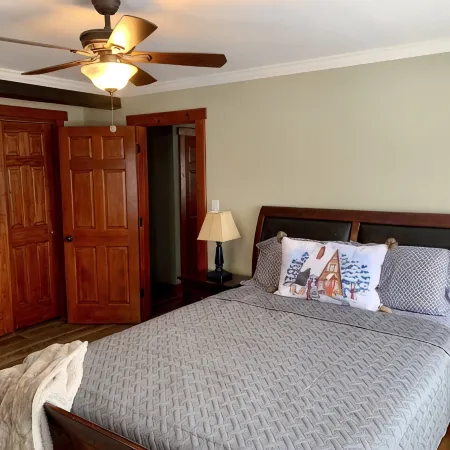 Newly Renovated Rustic style home w/luxury bathrooms  & mountain views, Sereni