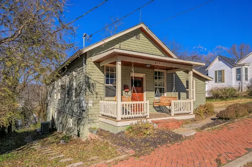 Cottage On Main- In The Heart Of Weston