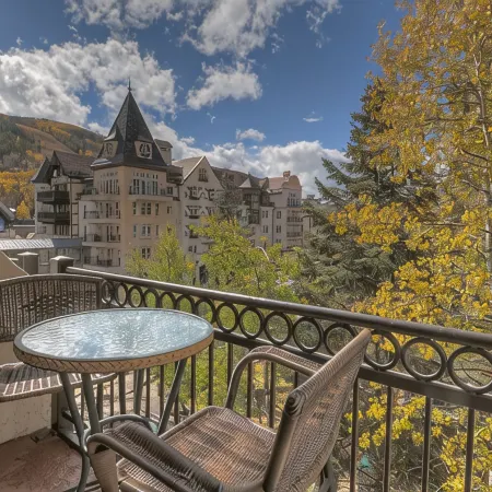 1 min. to slopes!Wake up & Ski! Steps to ski lift/gondola, shops & dining!