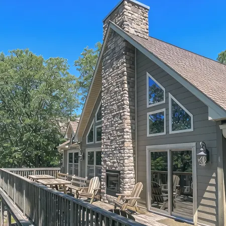Boulderview Lodge, near JFBB with private mountain views, hot tub, and fireplace