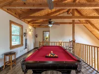 4-Bed/Bath Cabin: Hot Tub, Game Room, Pet-Friendly! Ξενοδοχεία στην πόλη Seven Devils