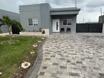 Ultra Luxurious 2-bedroom house in Portmore Gated Community Hoteles en 