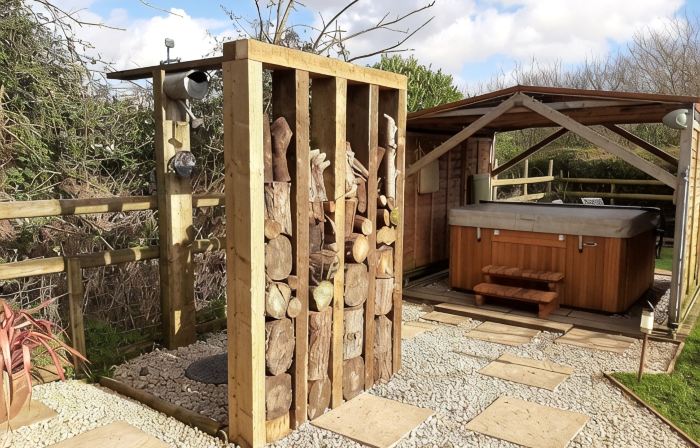 Found at the foot of Roundway Hill with it's own secluded garden. Pet friendly.
