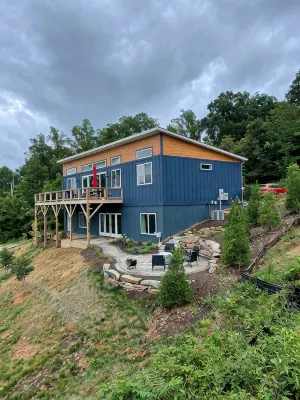 Modern home - Mtn views - 4 miles to downtown AVL - Wifi