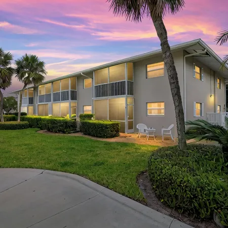 Minimalist Haven Naples • Walk to Beach & 5th Ave