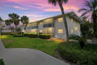 Naples Haven – Walk to Beach & 5th Ave - Condos
