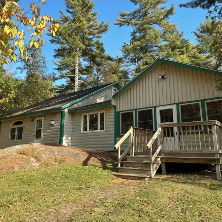 Cozy Log Home across from Phillips Lake-Four Season Fun